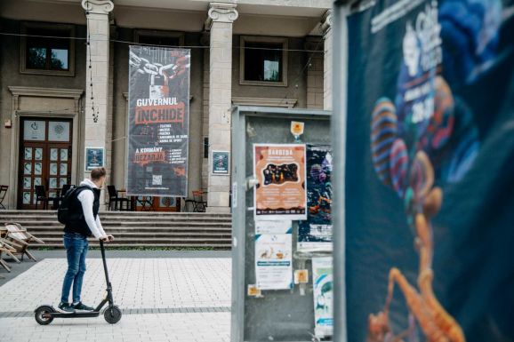 Eltávolították a kormány kiadáscsökkentő tervezete ellen kihelyezett tiltakozó molinót Csíkszeredában